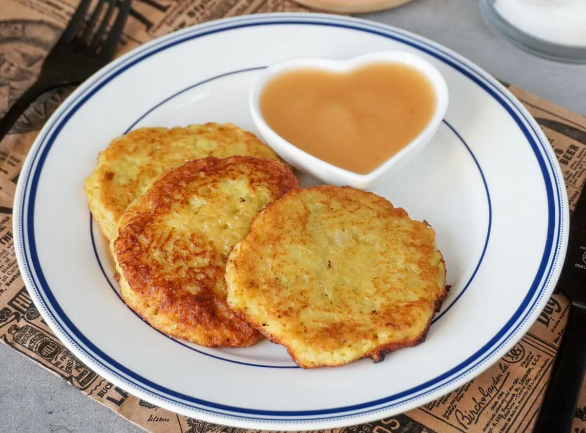 Goldbraune Kartoffelpuffer aus dem Thermomix, ideal als Beilage oder Hauptspeise