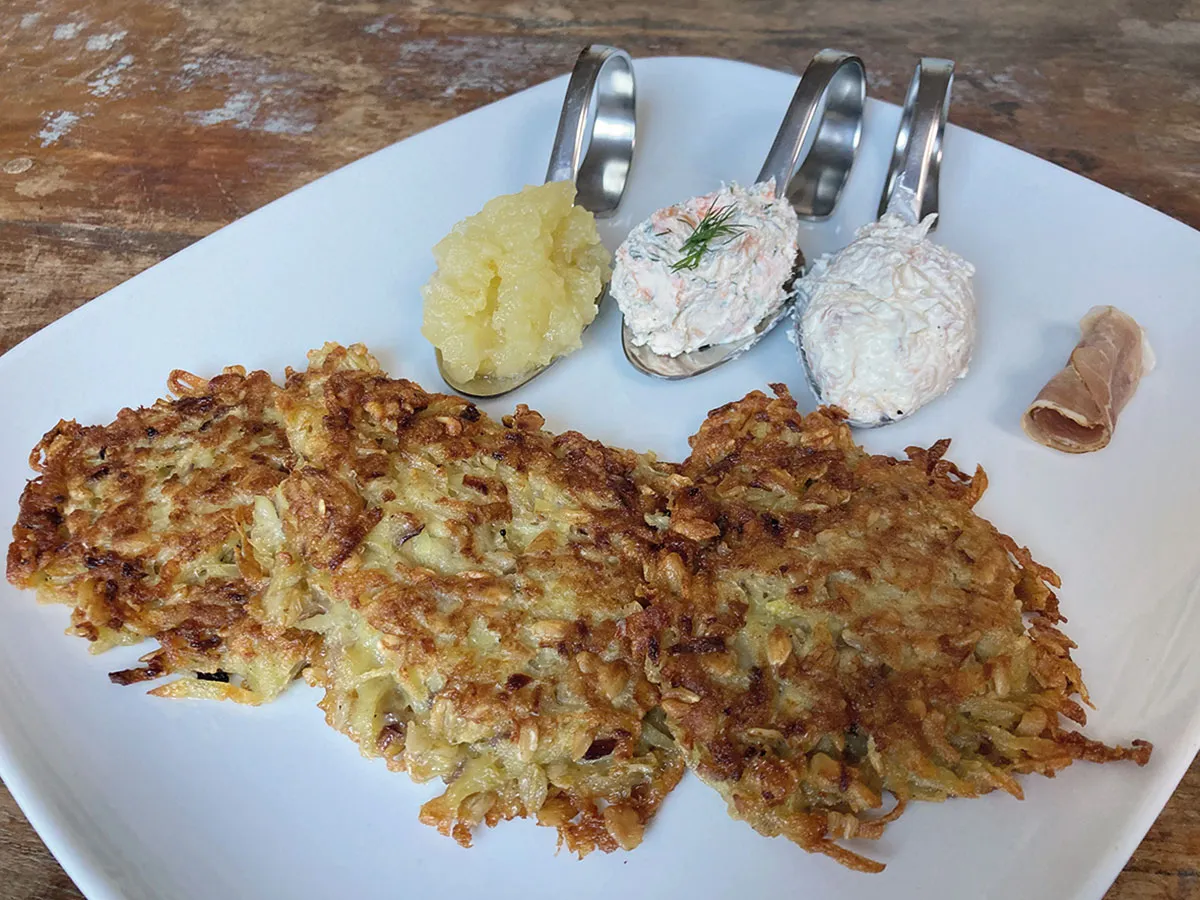 Goldbraune Kartoffelpuffer mit Schinken- und Lachscreme sowie Apfelmus