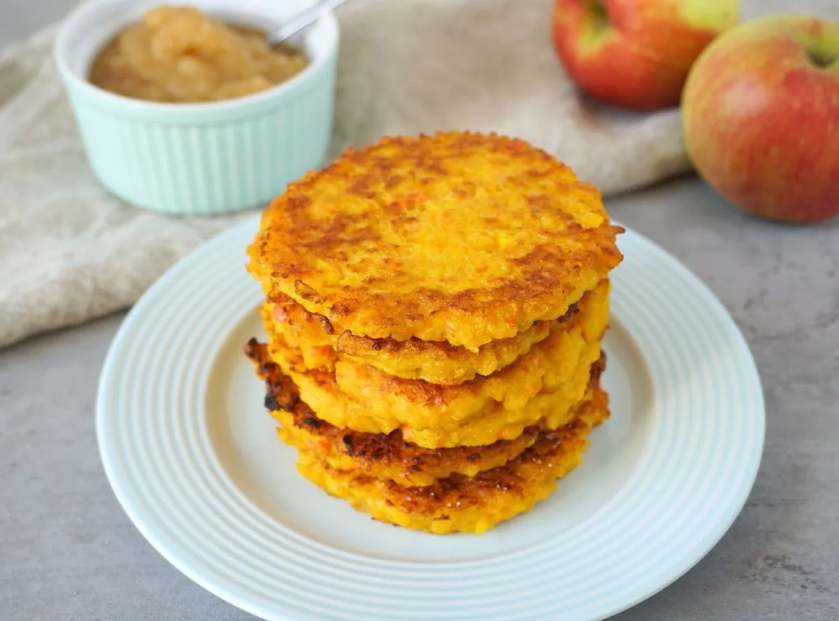 Goldbraune Kürbispuffer aus geraspeltem Hokkaido, knusprig gebraten, eine leckere Alternative zu Kartoffelpuffern
