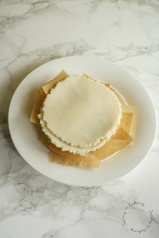 Goldbraune Mais-Tortilla in der Pfanne zubereitet für weiche Tacos