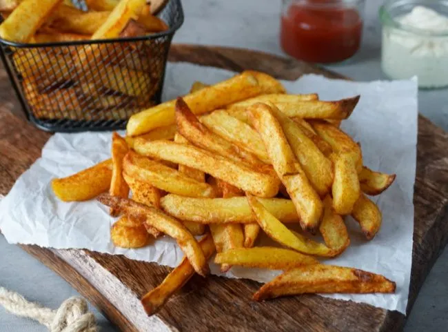 Goldbraune Pommes Frites aus der Heißluftfritteuse