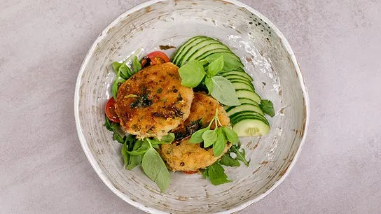 Goldbraune Thunfisch-Laibchen mit frischen Kräutern