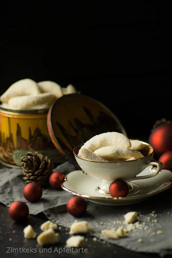 Goldbraune Vanillekipferl, frisch aus dem Ofen, mit Puderzucker bestäubt