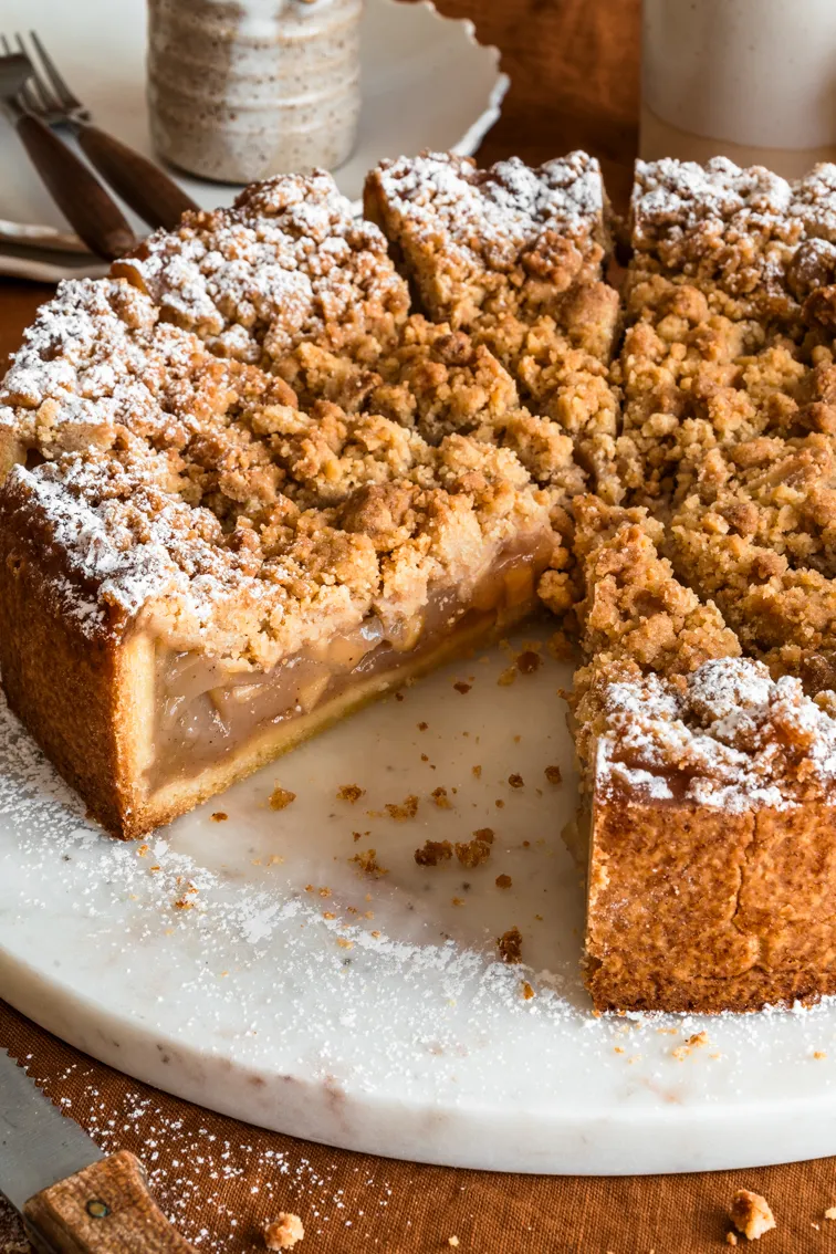 Goldbrauner Apfel-Streuselkuchen mit Mürbeteigboden und knusprigen Butterstreuseln