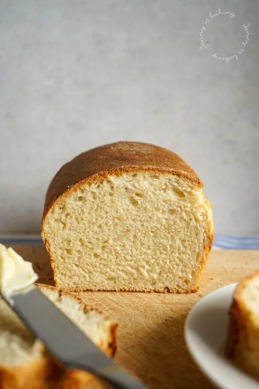 Goldbraunes Buttermilch-Toastbrot frisch aus dem Ofen auf einem Abkühlgitter