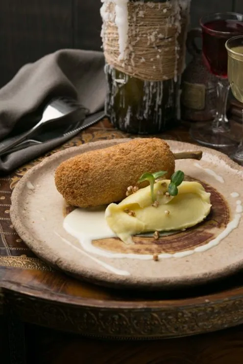 Goldbraunes Kiewer Kotelett, gefüllt mit Kräuterbutter, eine klassische ukrainische Hauptspeise.