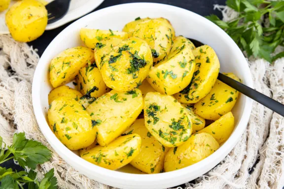 Goldene Butterkartoffeln als einfache und beliebte Beilage