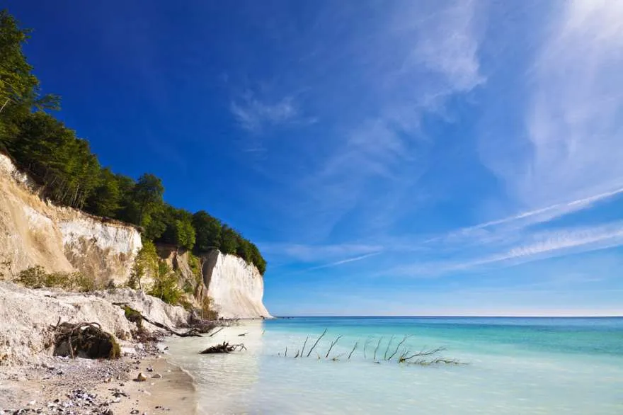 Goldener Sandstrand auf Rügen, ideal für einen Kurzurlaub an Pfingsten