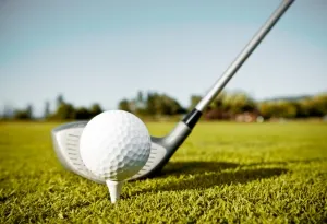 Golfball mit Schläger auf dem Grün des Golf Club Husumer Bucht in Schleswig-Holstein
