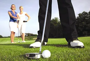 Golferinnen auf einem sonnigen Golfplatz