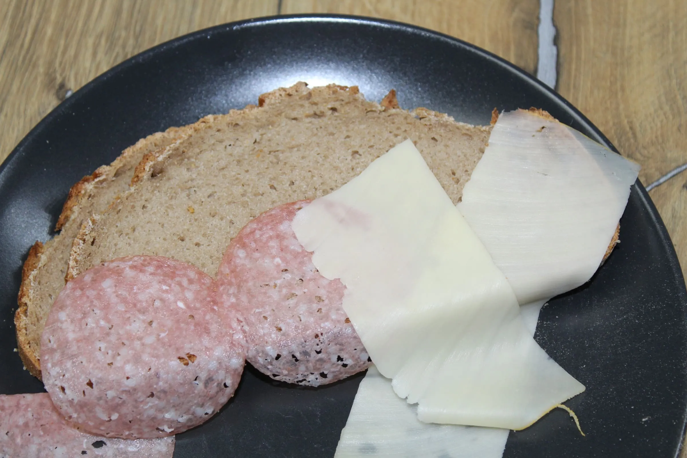 Graef G52 im Einsatz: Schneiden von Krustenbrot, Salami und Käse