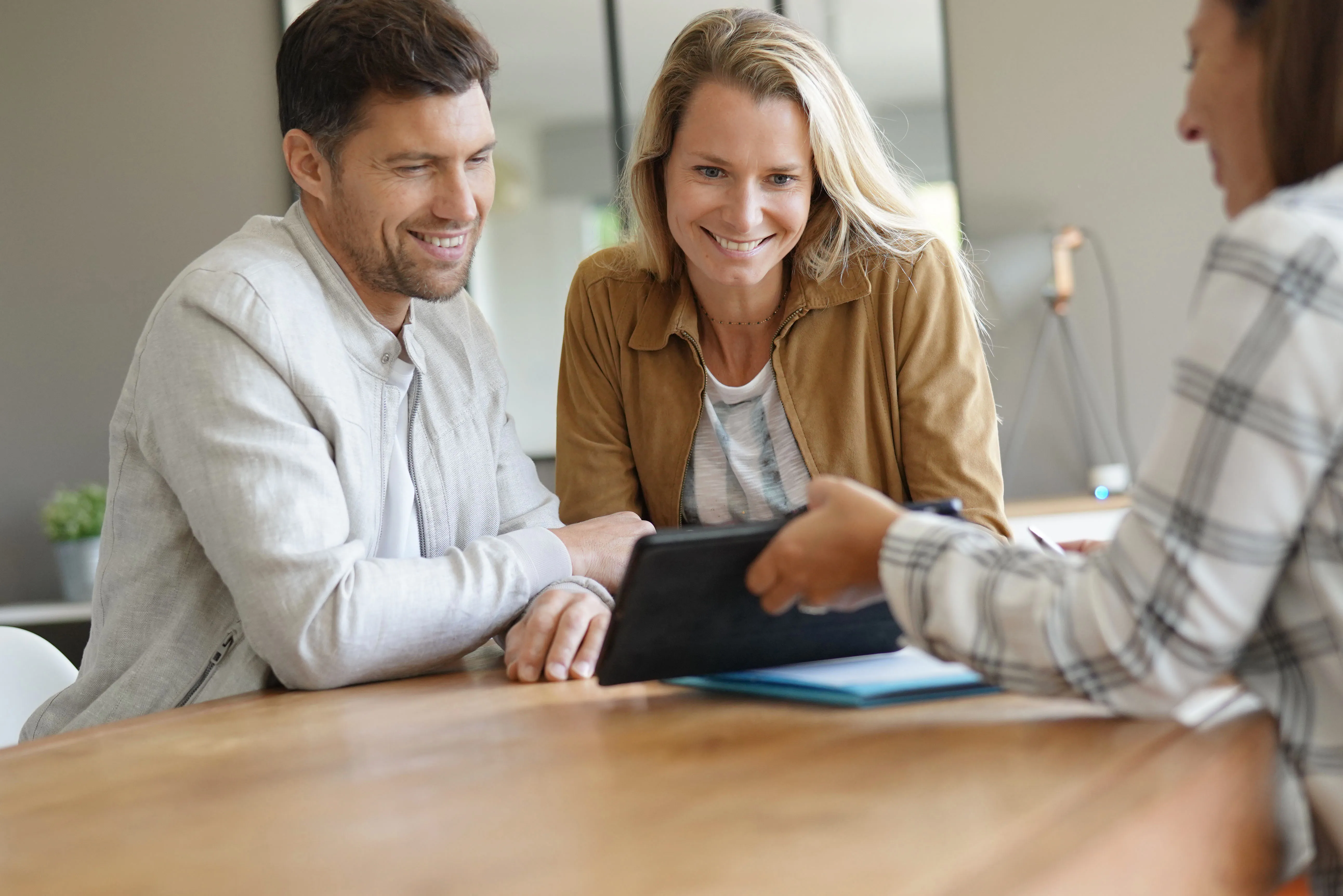 Grafik einer Person, die mit einem Pensionslückenrechner ihre Altersvorsorge plant, symbolisiert finanzielle Sicherheit