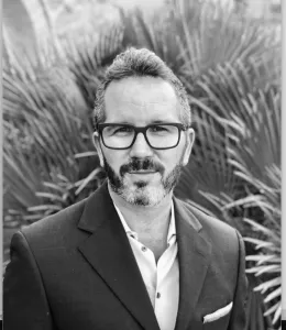 Grafische Darstellung eines Riester-Fondssparplans als private Altersvorsorge in Deutschland, symbolisiert durch Wachstumspfeile und Sparziele.