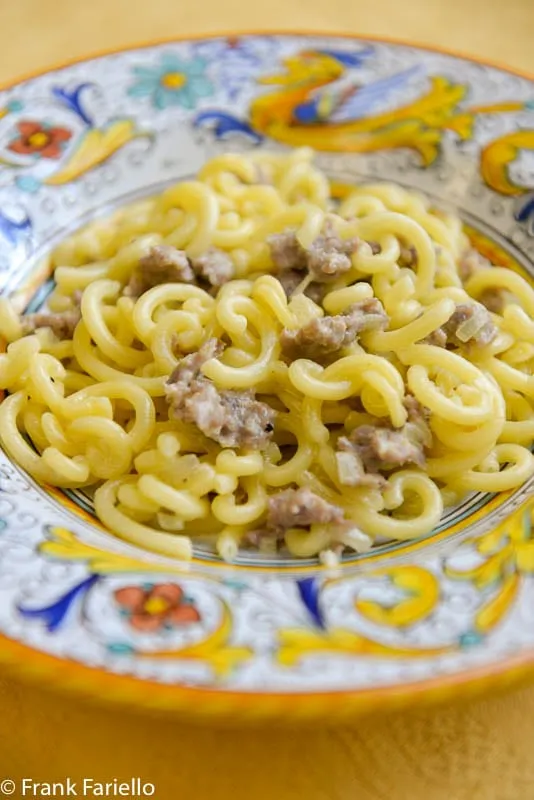 Gramigna mit Salsiccia: Lockenförmige Pasta aus der Emilia-Romagna mit herzhafter Wurstsauce