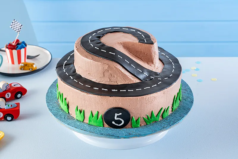 Grasflächen und Geburtstagszahl auf dem Kindergeburtstagskuchen