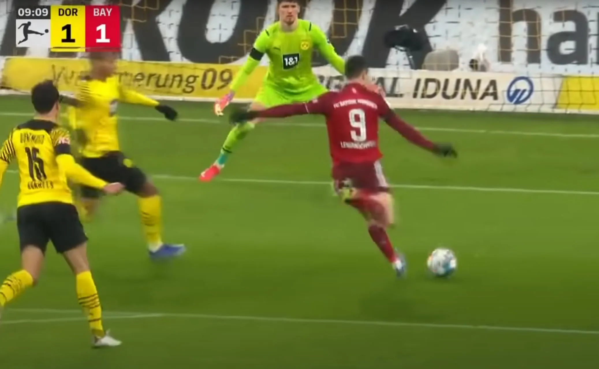 Gregor Kobel und Robert Lewandowski im Duell vor dem Tor bei einem Spiel des BVB gegen Bayern München.