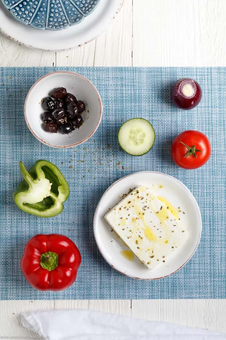 Griechischer Bauernsalat mit frischem Gemüse und Feta