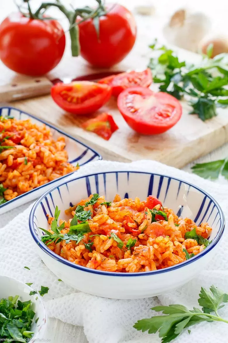 Griechischer Tomatenreis mit frischen Kräutern in einem Topf