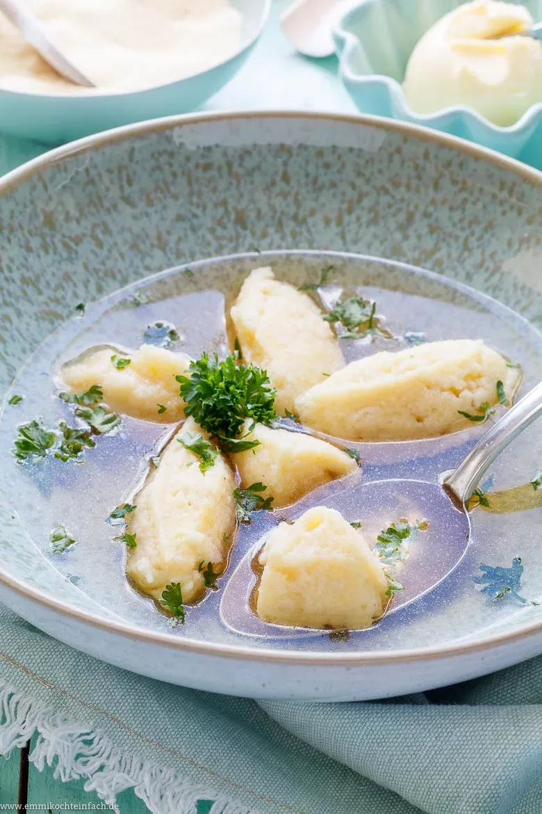 Grießklößchensuppe fertig angerichtet mit frischer Petersilie