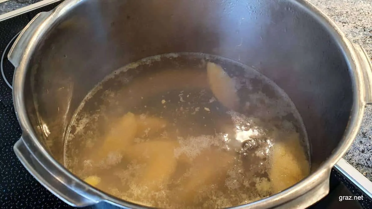 Grießnockerl kochen in leicht siedendem Wasser