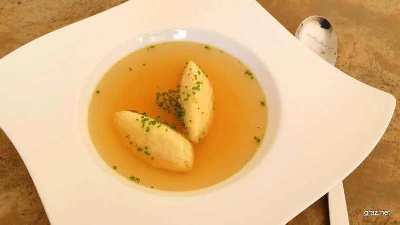 Grießnockerlsuppe serviert in einer Schüssel