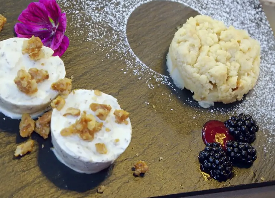 Grillagetorte mit Birnenstreuseln und Nusseis, garniert mit Brombeersauce