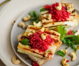 Grillsandwich mit Halloumi und rotem Sauerkraut