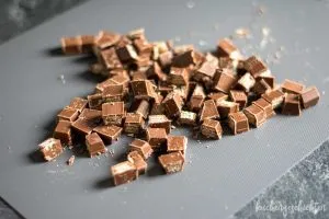 Grob gehackte KitKat-Riegel, bereit, in den Geburtstagskuchenteig gemischt zu werden