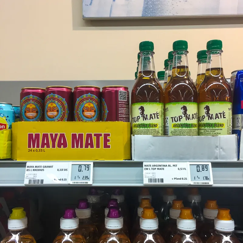 Große Auswahl an Mate-Getränken in einem deutschen Supermarkt