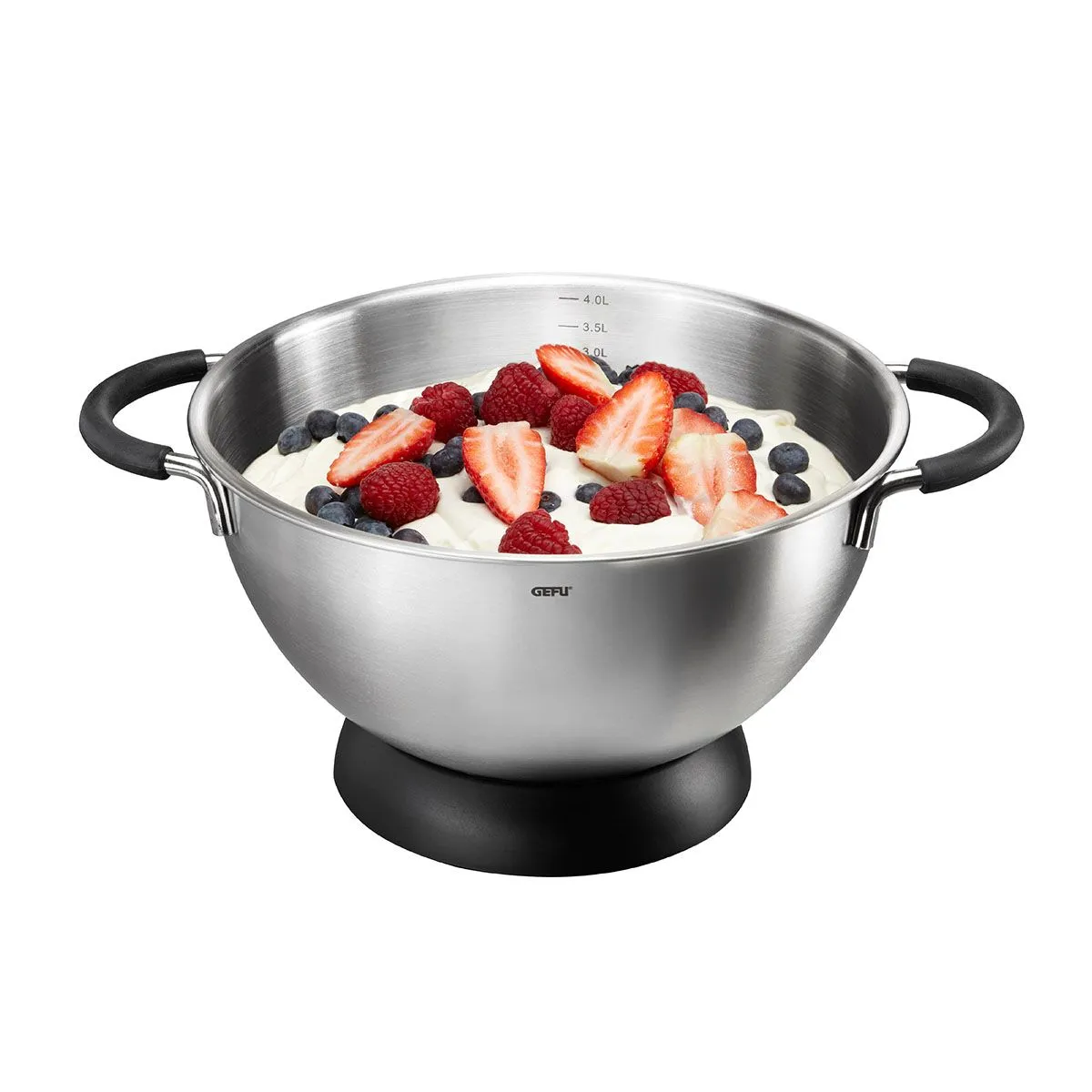 Große Edelstahl-Rührschüssel MESCO von GEFU mit rutschfestem Boden, gefüllt mit Joghurt und frischen Beeren