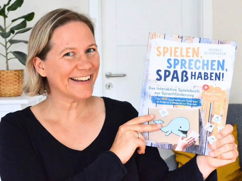 Große Freude beim Buch auspacken! Aber auch Augenringe und Erleichterung, denn der Arbeitsaufwand fürs Buch war wirklich groß und zeitintensiv.