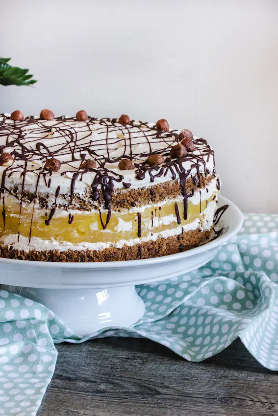 Große glutenfreie Apfel-Nuss-Torte mit cremiger Füllung und Nüssen