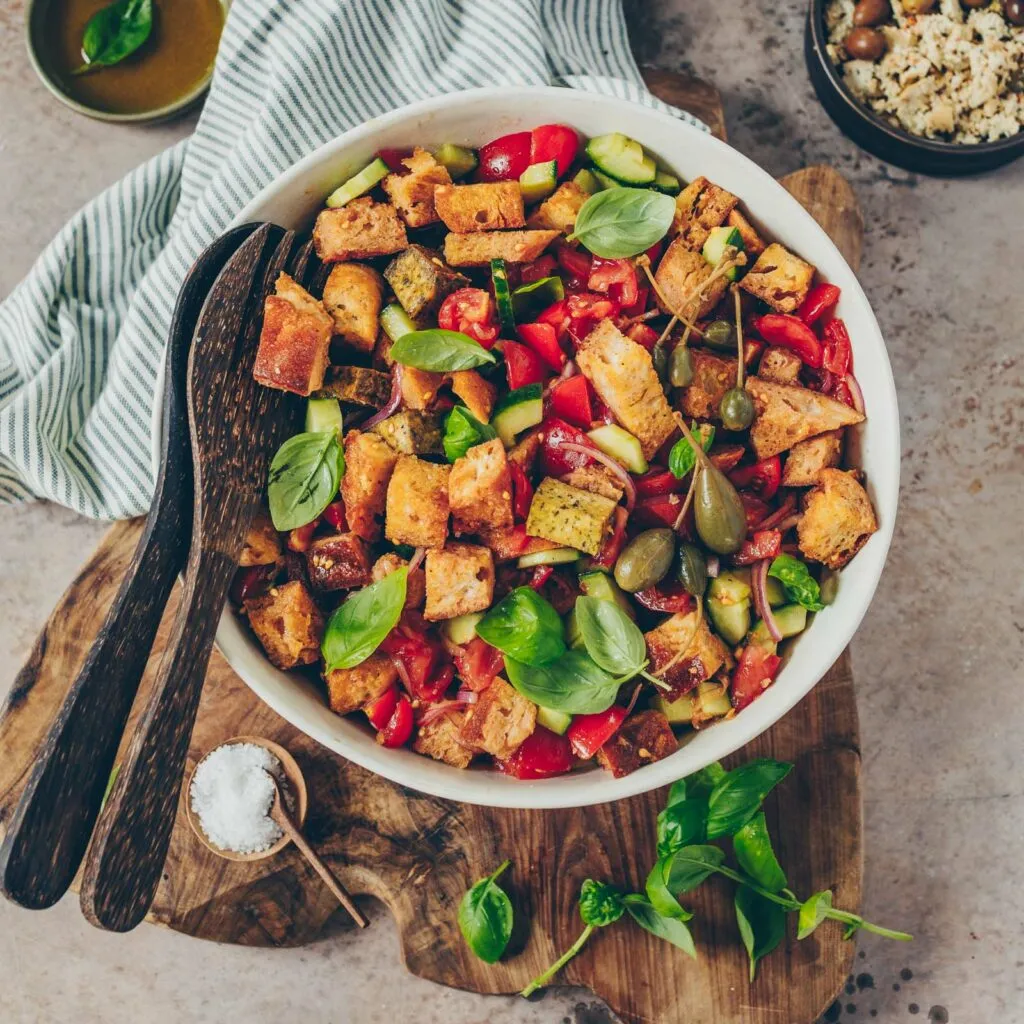 Große Schüssel mit Panzanella Brotsalat, verfeinert mit Taifun Tofu und frischen Kräutern