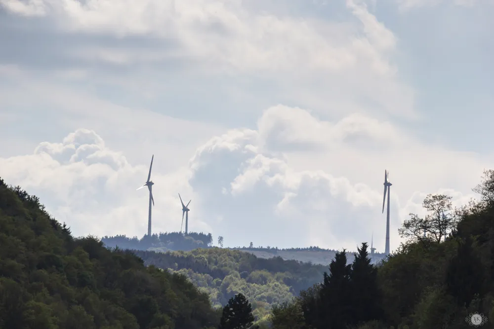 Große Windturbinen erheben sich hinter der Burg Fürstenberg, ein Kontrast aus Alt und Neu