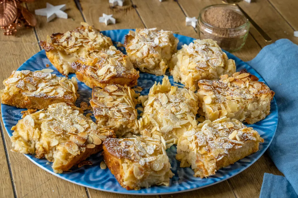 Großer Apfelkuchen mit Marzipan vom Blech, perfekt für Herbst und Winter