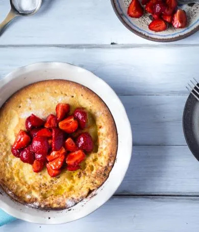 Großer Ofenpfannkuchen mit marinierten Erdbeeren, eine süße Köstlichkeit