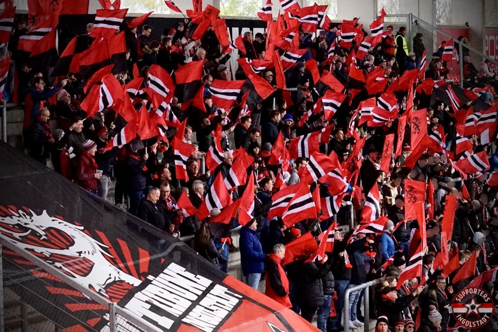 Großes Banner der Ingolstadt-Fans mit Aufforderung an das Team beim Spiel gegen Oldenburg.