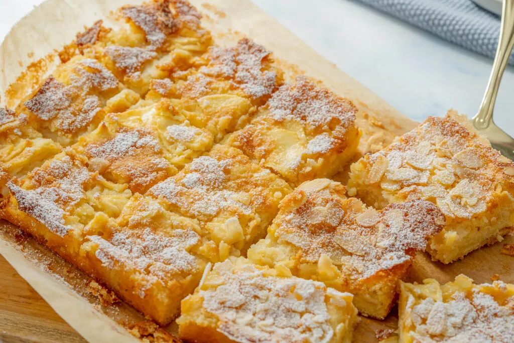 Großes Stück saftiger Apfelkuchen vom Blech, perfekt für eine schnelle Geburtstagsparty