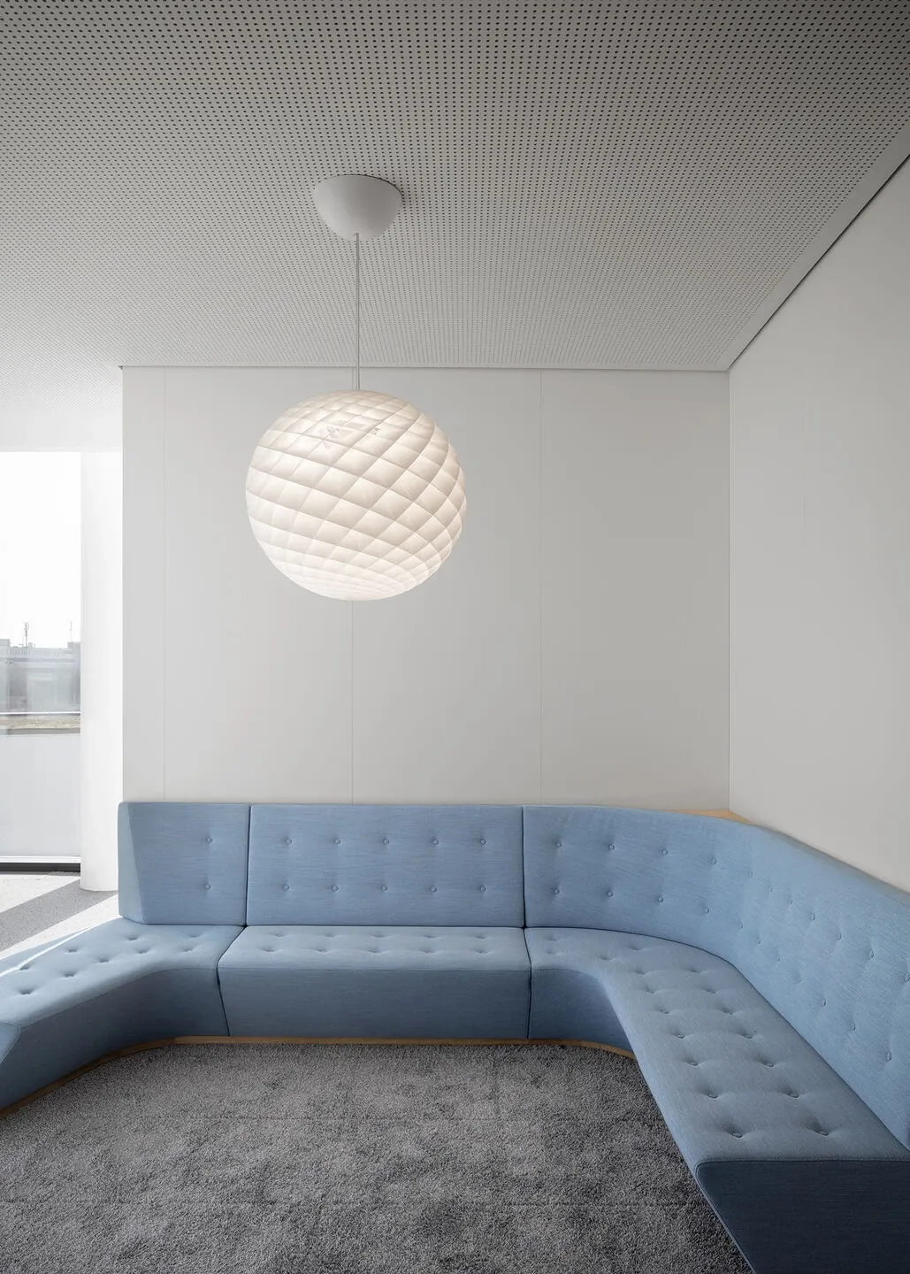 Großzügiger Innenraum des ALDI Nord Campus mit natürlichem Lichteinfall und grünen Akzenten.