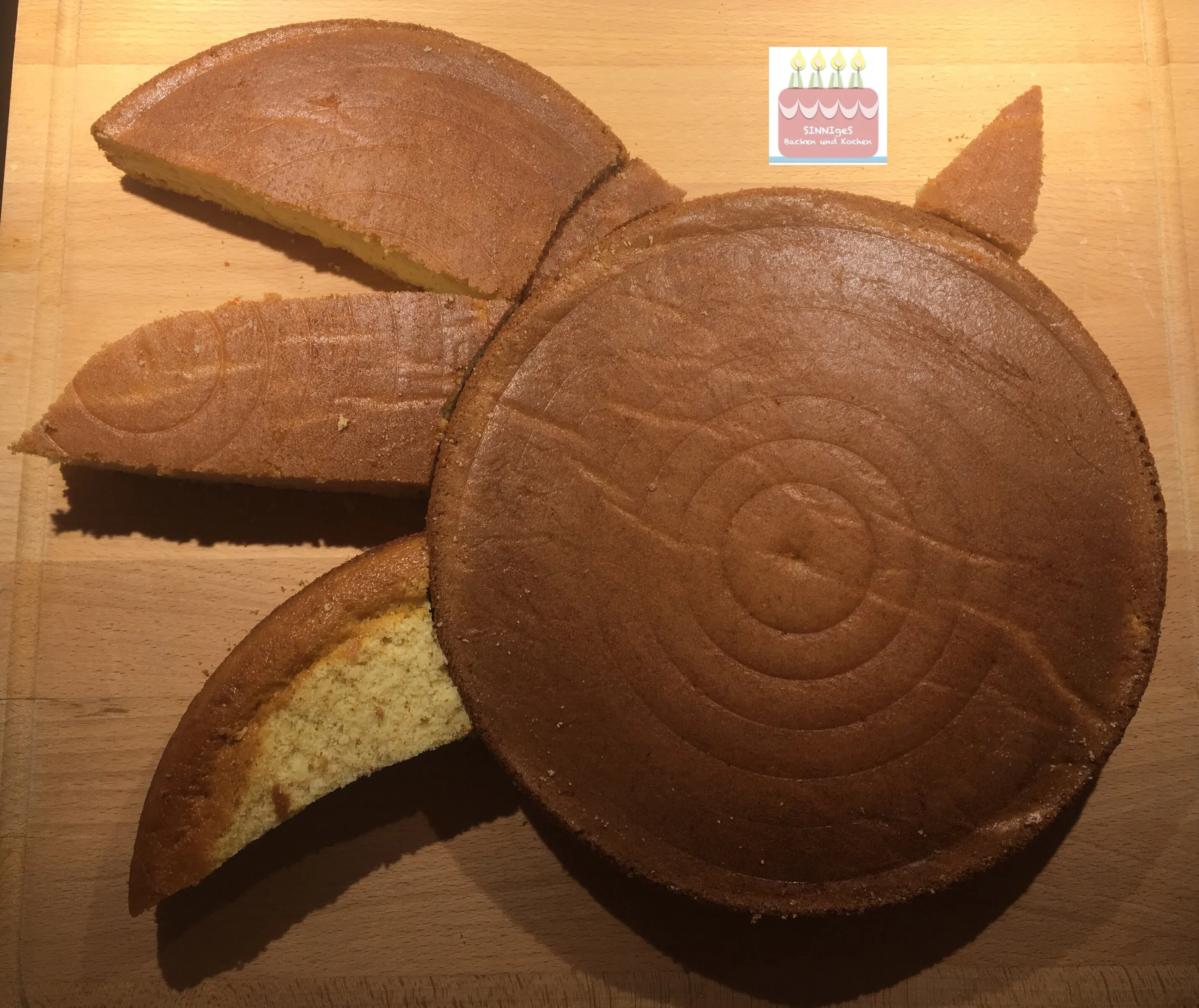 Grundlage für den Sonic Kuchen: Zwei gebackene Zitronenkuchenhälften