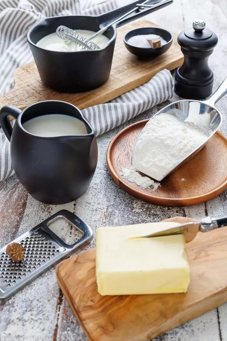 Grundlegende Zutaten für eine klassische Béchamelsauce: Butter, Mehl, Milch und Muskatnuss