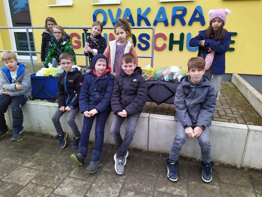 Grundschüler bei einem Testeinkauf im Supermarkt, um den Unterschied zwischen Armut und Reichtum zu erfahren.