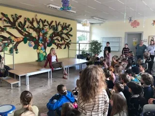 Grundschüler präsentieren stolz ihre Projekte zur Nachhaltigkeit vor der gesamten Schulgemeinschaft.