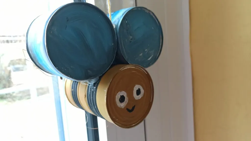 Grundschüler untersuchen Pflanzen, die für den Bienenschutz wichtig sind.