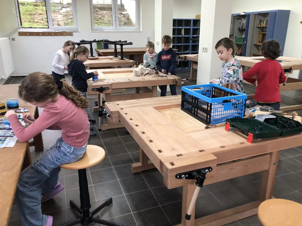 Grundschulkinder bauen im Rahmen der Projektwoche Nachhaltigkeit Plätze für Tiere.