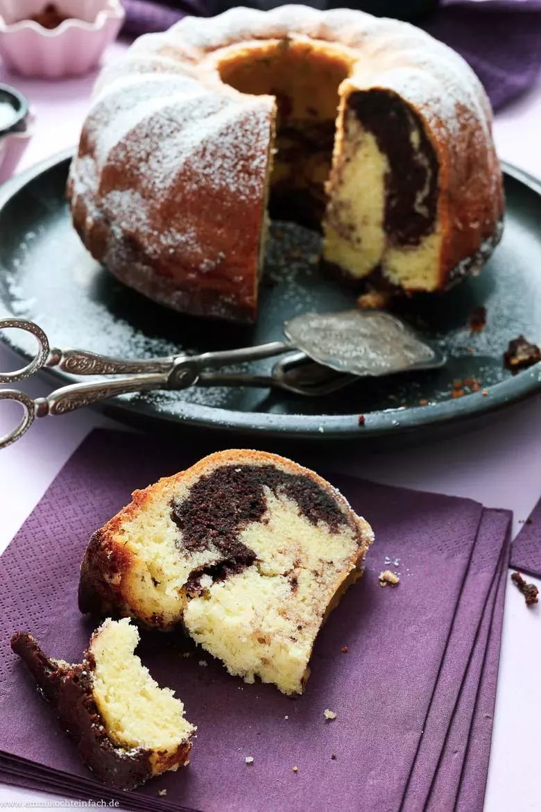 Grundzutaten für Omas einfachen Marmorkuchen: Mehl, Eier, Butter, Zucker und Kakao, bereit zum Backen.