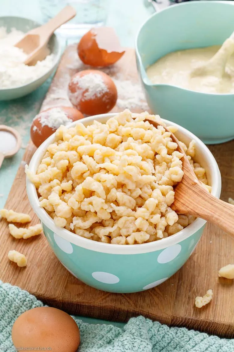 Grundzutaten Mehl, Eier, Salz und Wasser für einfaches Spätzle Rezept