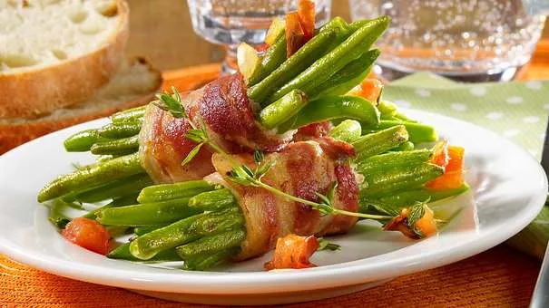 Grüne Bohnen im Speckmantel