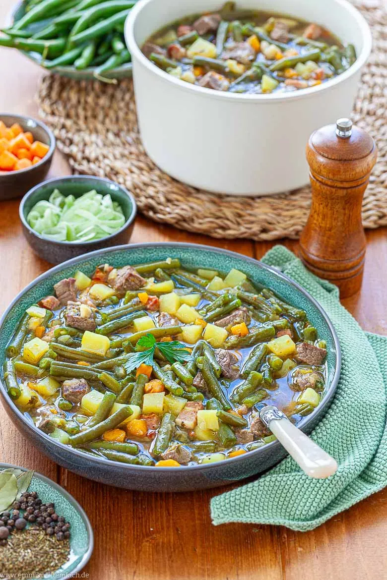Grüne Bohnen, zartes Rindfleisch und weiche Kartoffeln in aromatischer Brühe