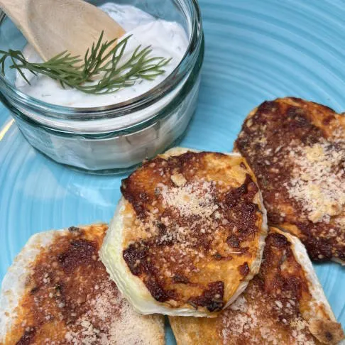 Grüne Kräuter wie Dill hemmen Entzündungen im Körper – perfekt für dieses Kohlrabi-Gericht als Teil einer Arthrose Ernährung.